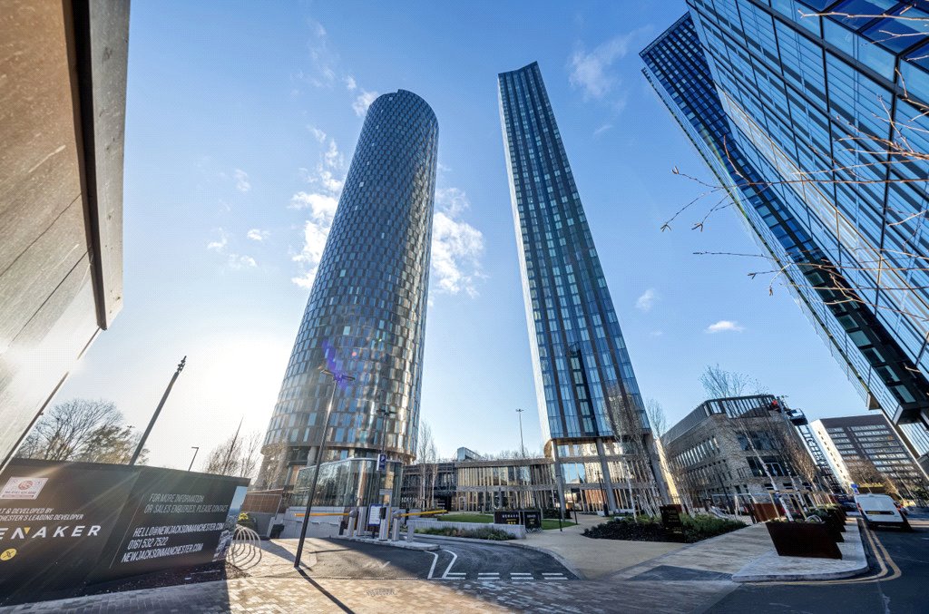 RCS240090 – The Blade is an elegant building providing breathe taking views of the city centre with a  central location which makes it one of the most in-demand development in Manchester.
