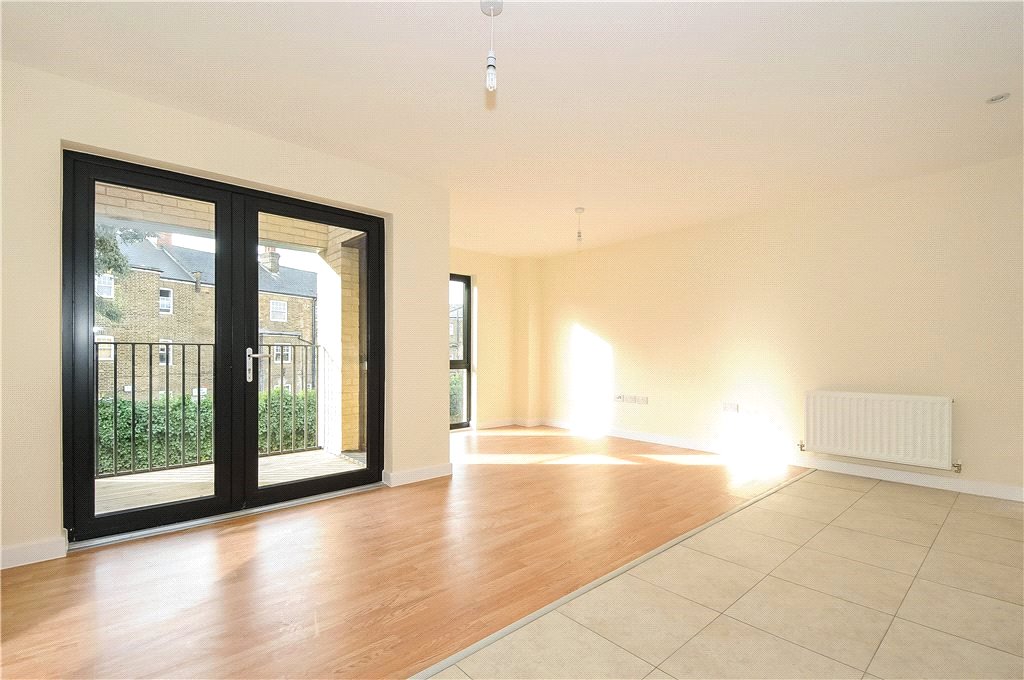 RCS250076 – Spacious 1st Floor, 1 Bedroom Apartment with private balcony and allocated parking